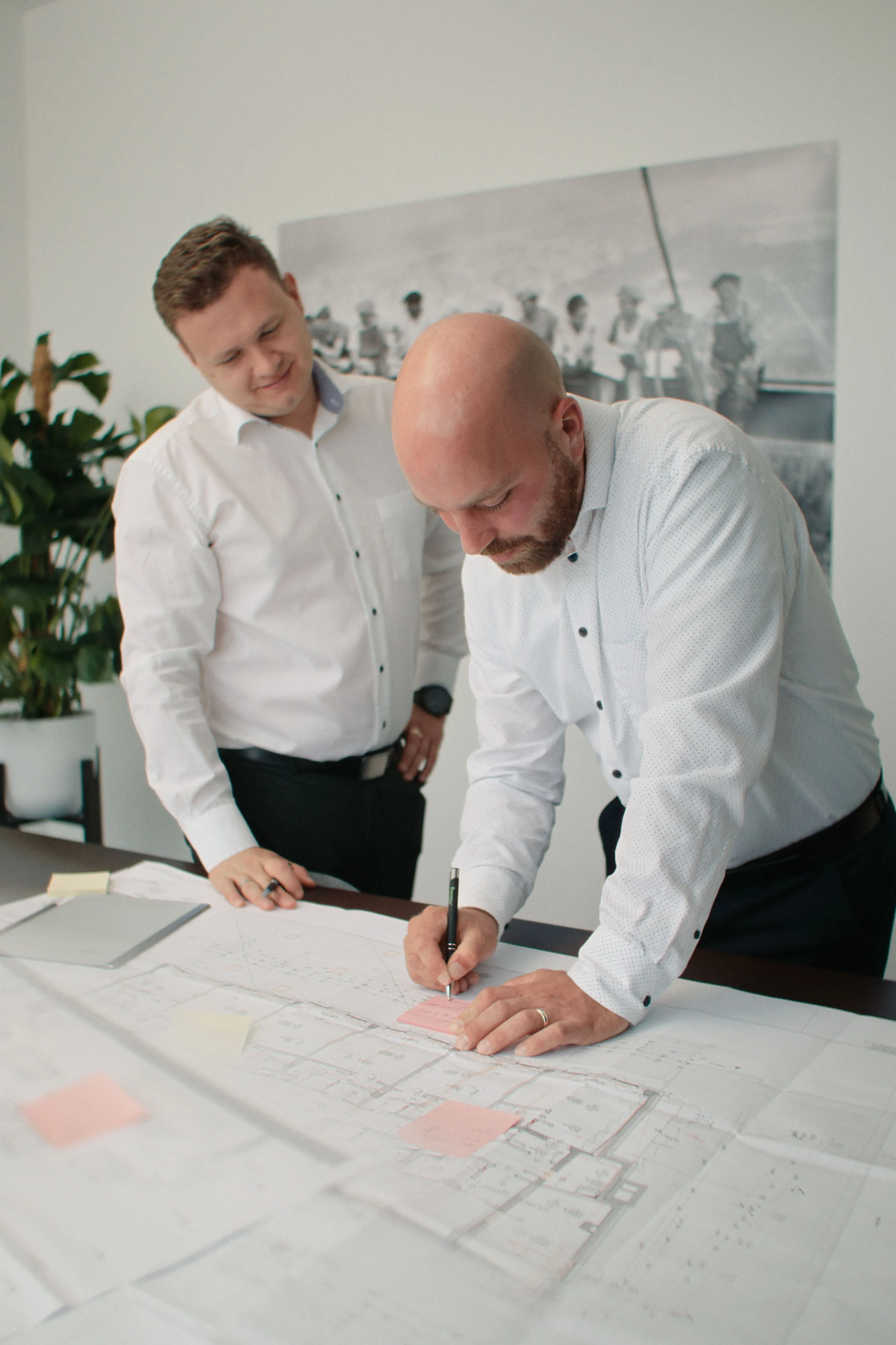 Gebäudesimulation am Computerbildschirm zur Analyse der energetischen Performance im Büro.