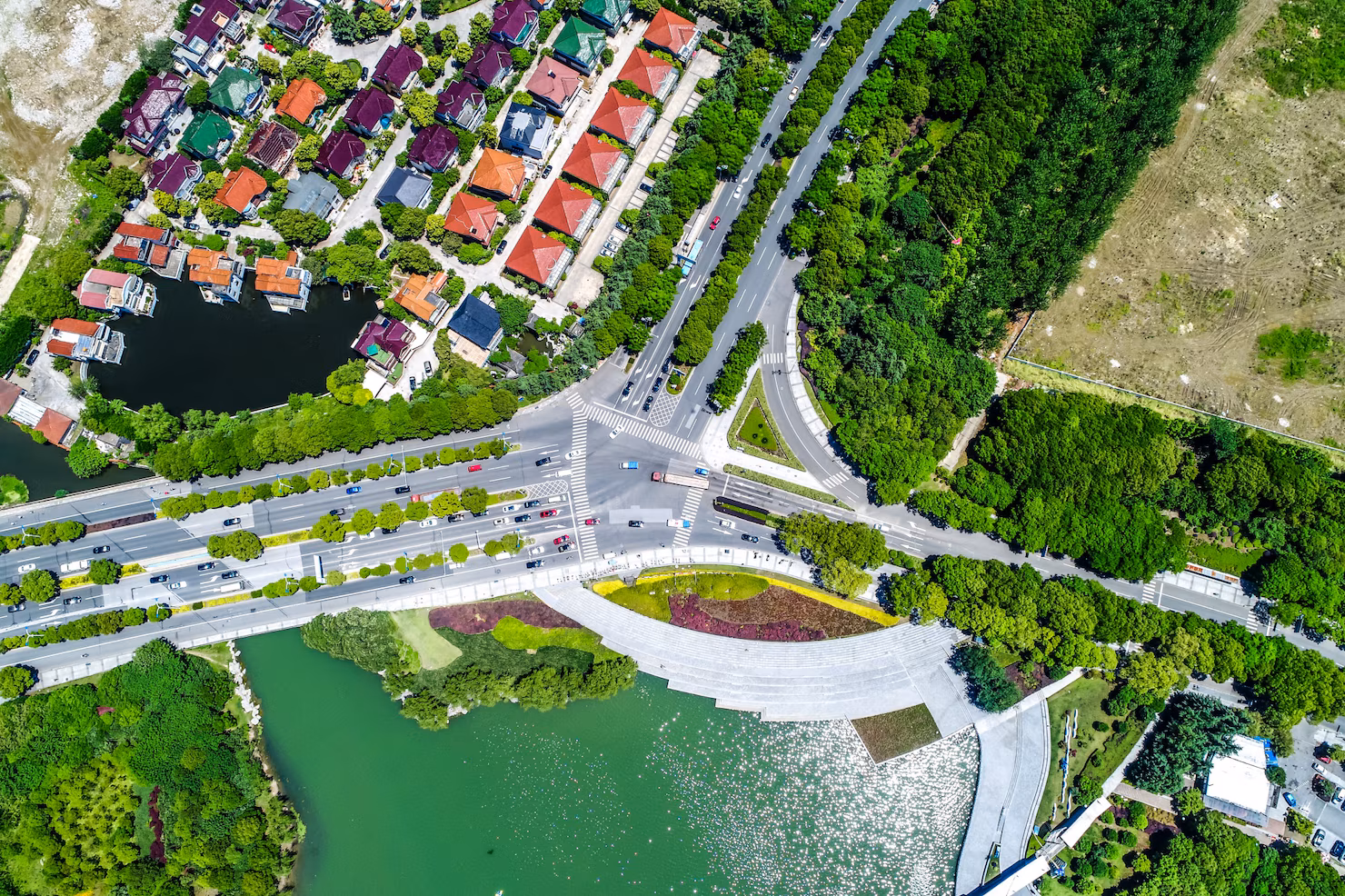 Luftaufnahme von nachhaltigen Bauprojekten und grüner Infrastruktur für erfolgreiche Projektreferenzen.