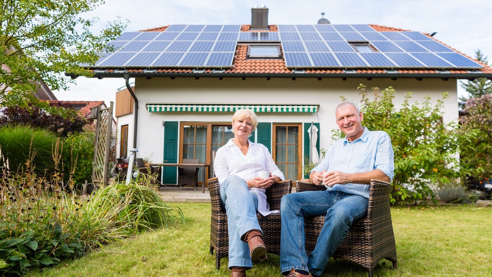Familie mit Solaranlage auf dem Dach