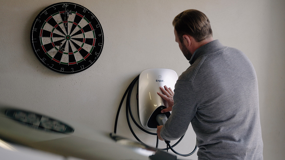 Mann benutzt Enpal Wallbox