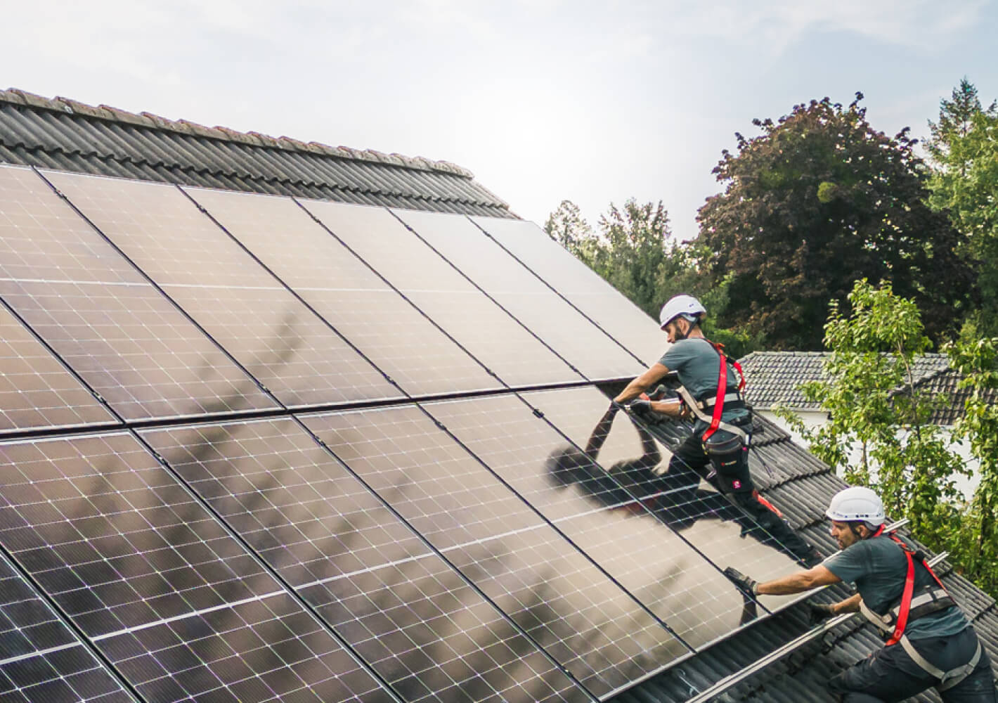 Facharbeiter installieren Solaranlage