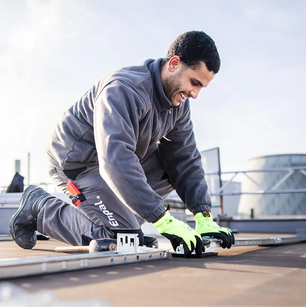 Enpal Handwerker bei der Montage einer Photovoltaikanlage für Unternehmen