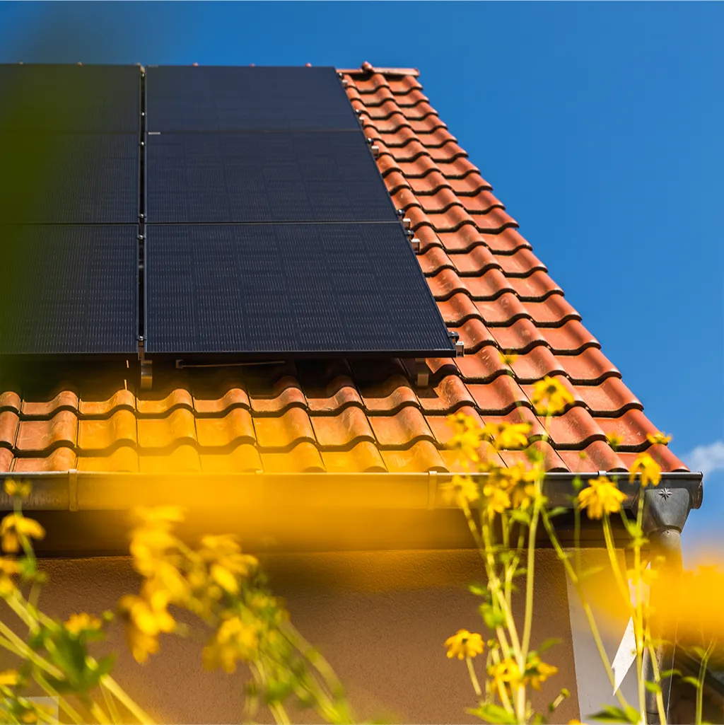 Hausdach mit Enpal PV-Anlage und blauem Himmel