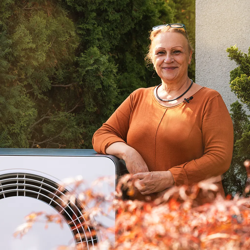 Enpal Kundin lehnt an Wärmepumpe