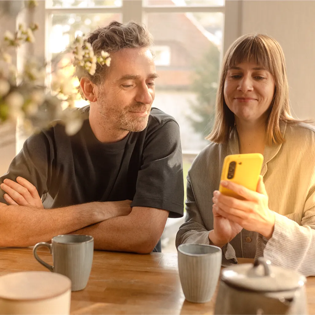 Enpal Kunden mit Handy in der Hand