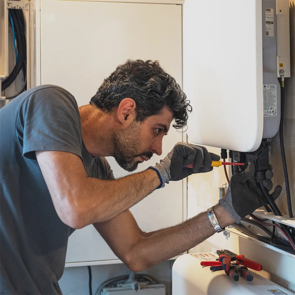 Enpal Handwerker bei der Montage eines Stromspeichers