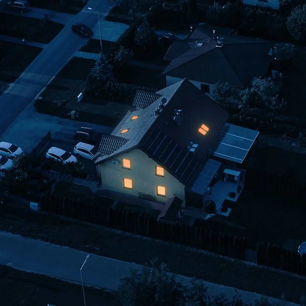 Enpal Haushalt, der mit Notstrom betrieben wird und hell erleuchtet ist, während die anderen Häuser dunkel sind