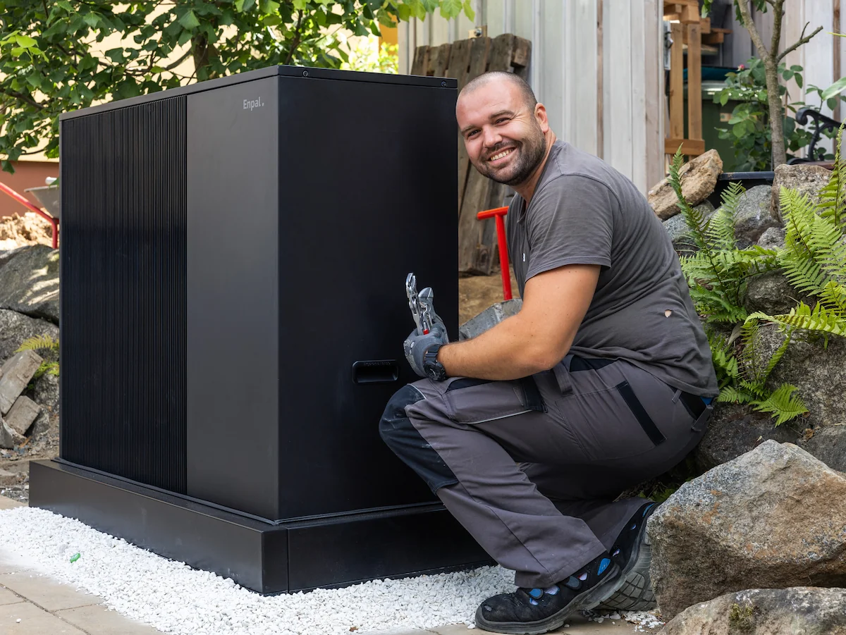 Enpal Monteur installiert die Enpal Wärmepumpe