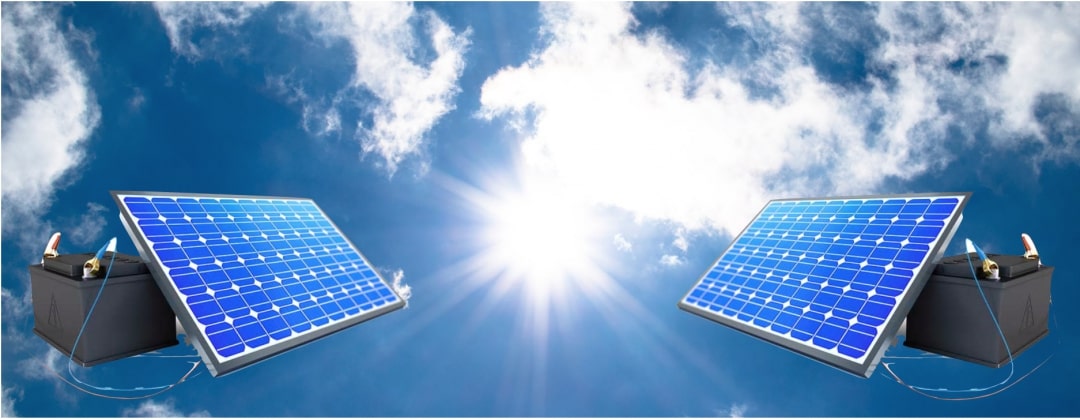 Solarstromspeicher mit Himmel im Hintergrund