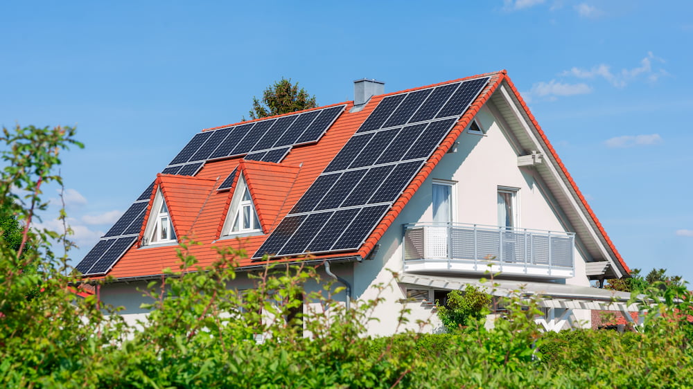 Haus mit Solarmodulen