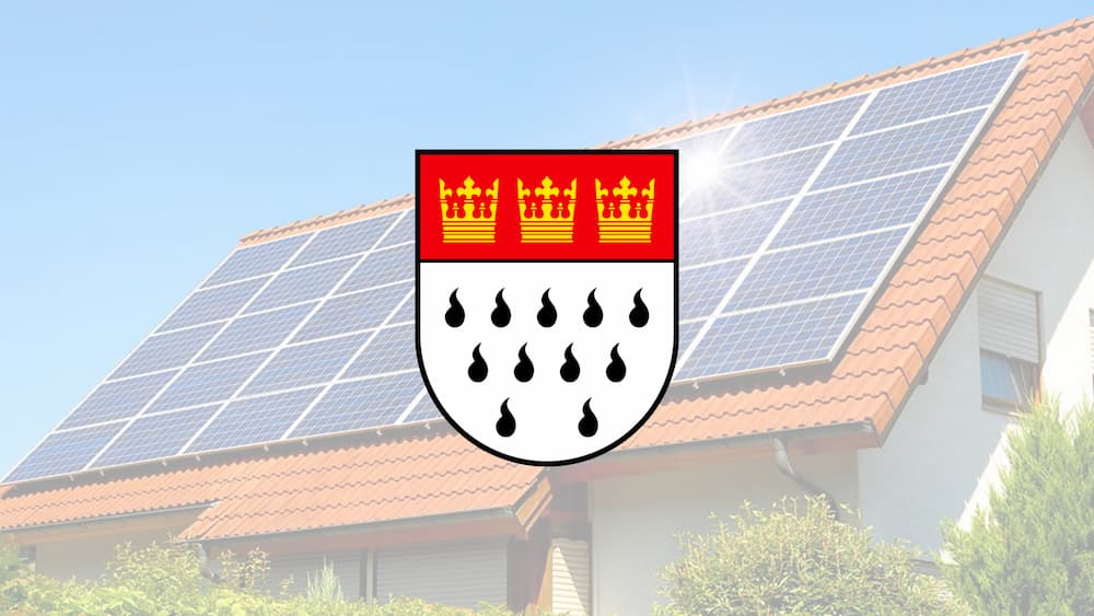 Kölner Stadtwappen mit Solarhaus im Hintergrund