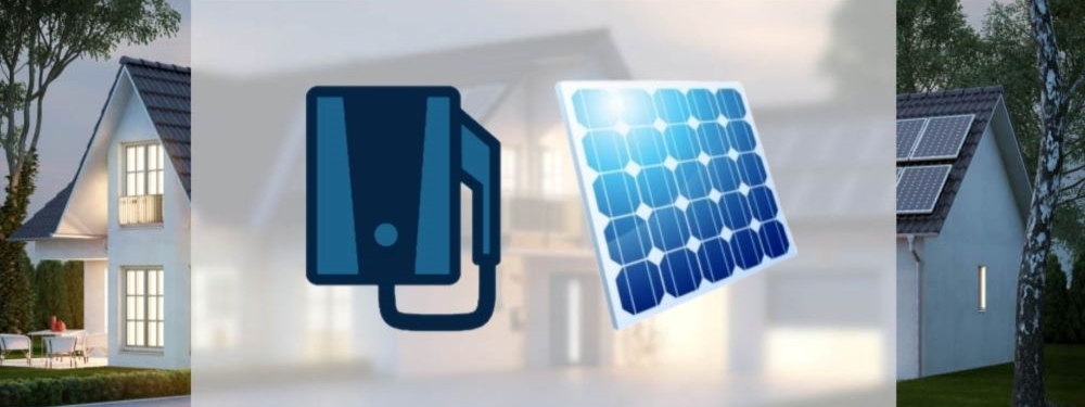 Eine Wallbox mit PV-Modul vor einem Haus