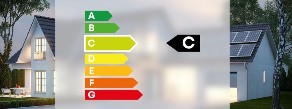 Die Energieeffizienzklasse C auf einem Label ausgewählt mit Haus im Hintergrund