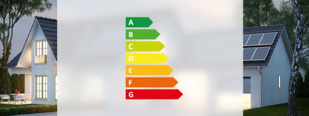 Alle Energieeffizienzklassen von A bis G mit Haus im Hintergrund