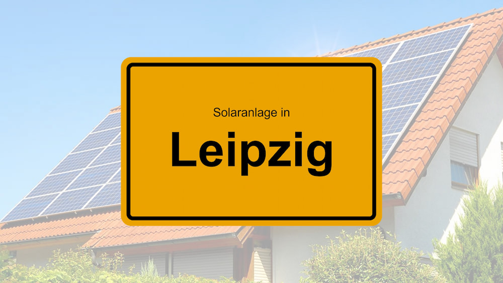 Ortsschild Leipzig mit Solarhaus im Hintergrund