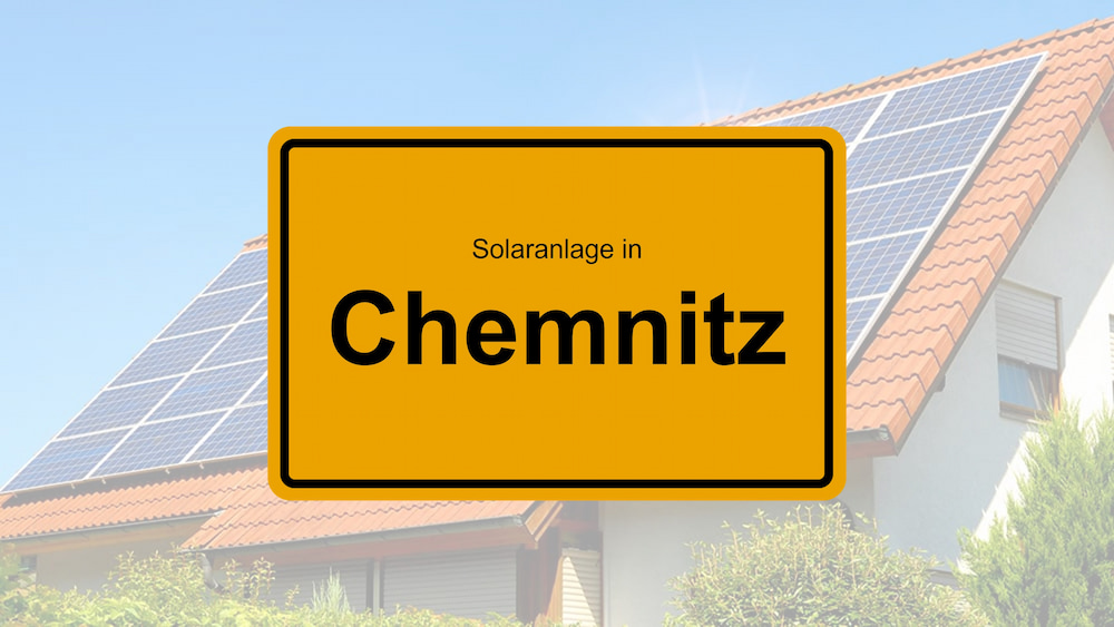 Ortsschild Chemnitz mit Solarhaus im Hintergrund