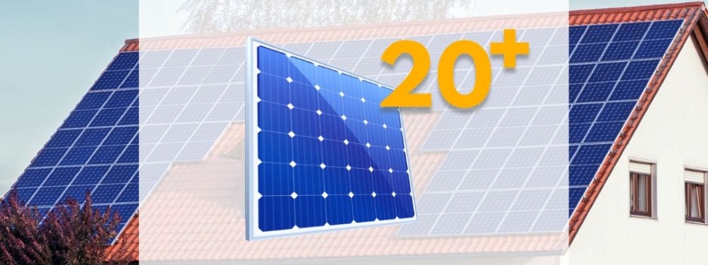 Ein PV-Modul mit "20+" Symbol. Im Hintrgrund: Ein Haus mit post-EEG PV-Anlage