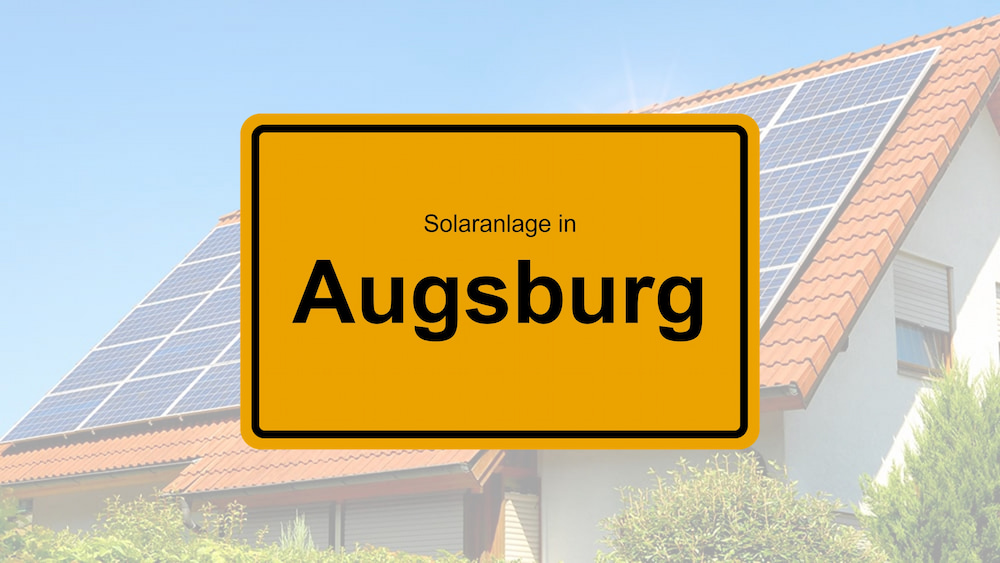 Ortsschild Augsburg mit Solarhaus im Hintergrund