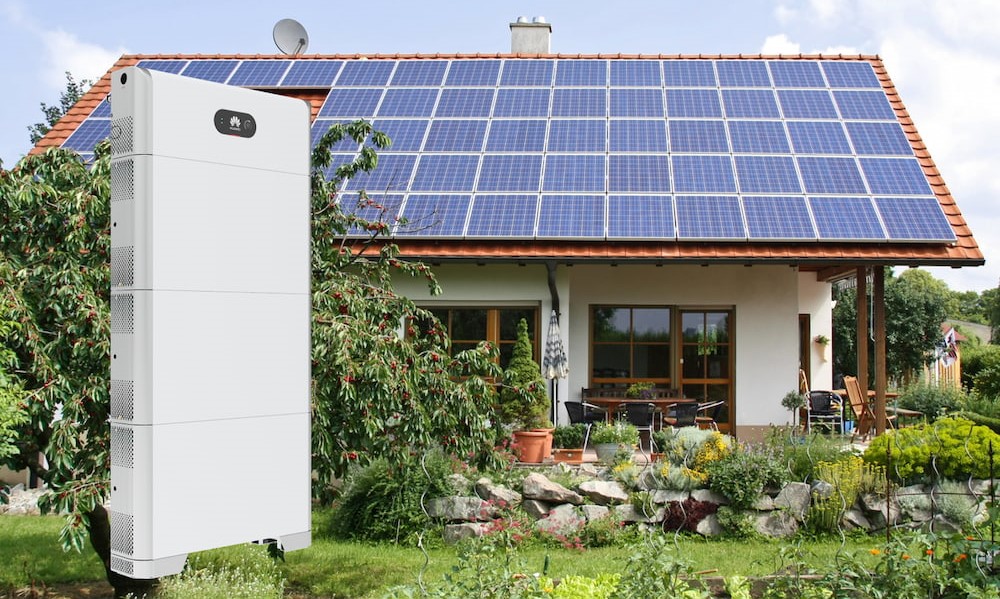Solarhaus mit Speicher im Vordergrund