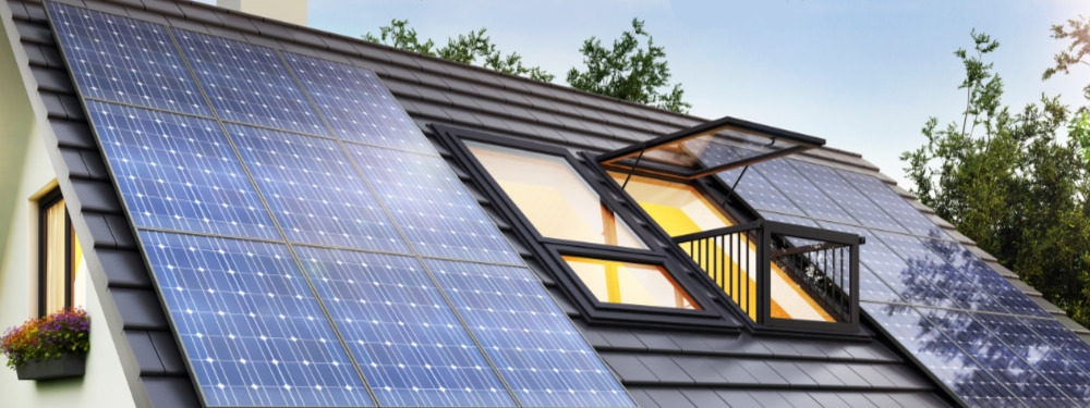 Dach mit Photovoltaikmodulen