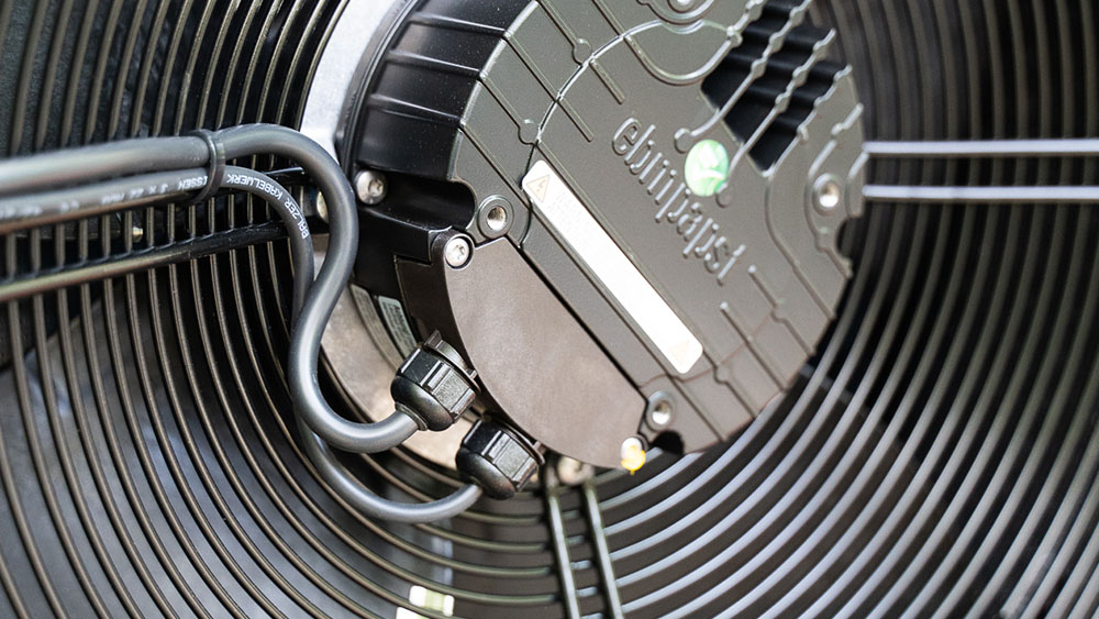Nahaufnahme eines Ventilators einer Wärmepumpe
