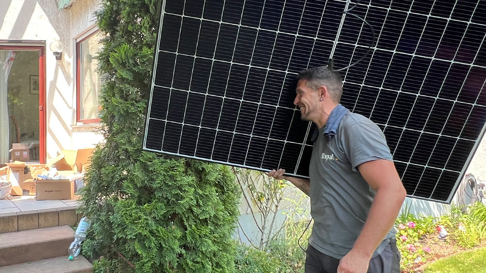 Solarmonteur trägt ein Solarmodul