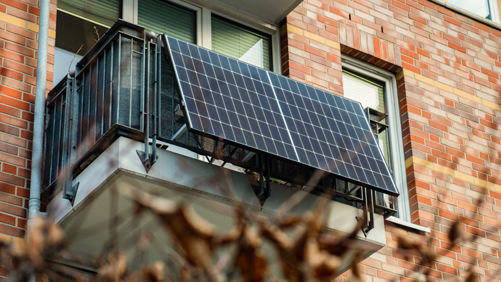 Balkonkraftwerk: Solarmodule an einem Balkon.