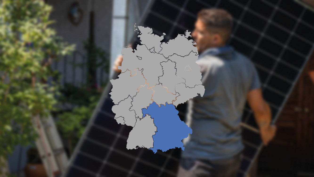 Infografik mit Bayern auf einer Deutschlandkarte markiert. Im Hintergrund sieht man einen Solarmonteur mit Panel
