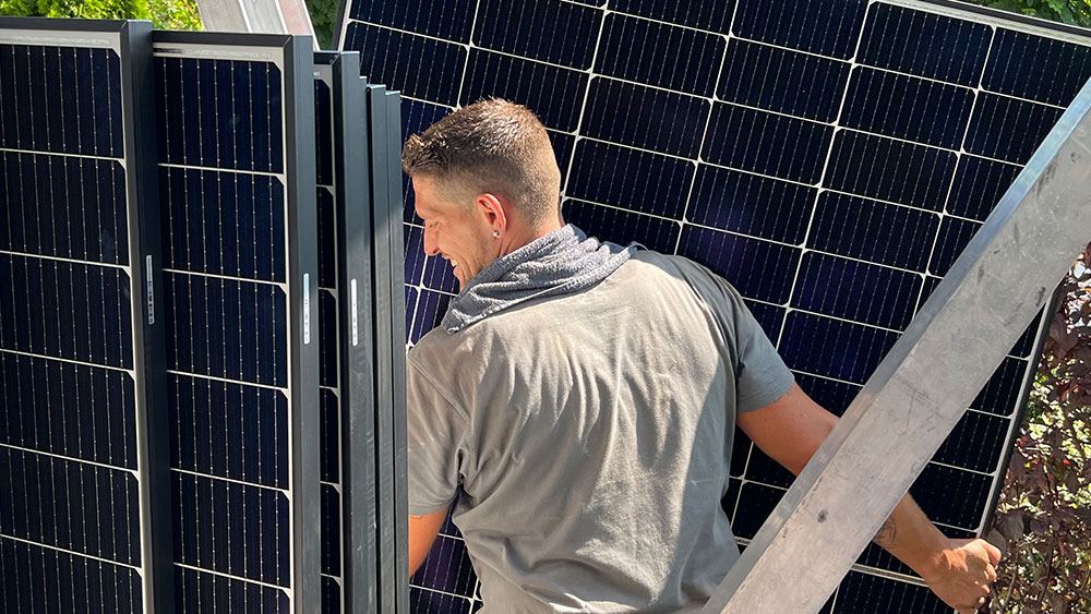 Enpal Handwerker trägt Solarmodul