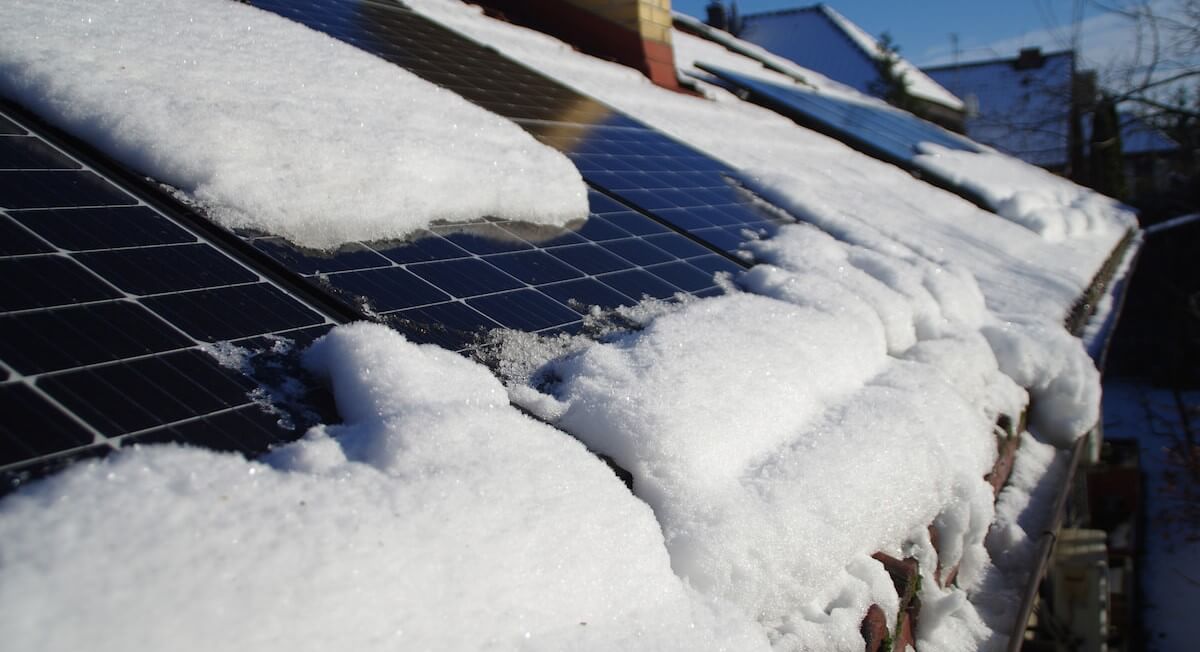 Solarmodule mit Schnee