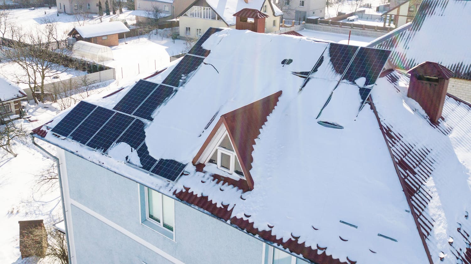 Haus mit Solaranlage und Schnee