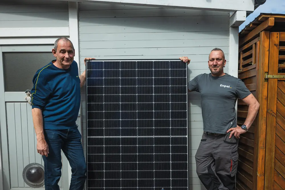 Enpal Kunde mit Berater nach Photovoltaik Beratung