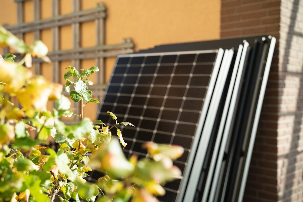 Solaranlagen gestapelt an eine Hauswand gelehnt.