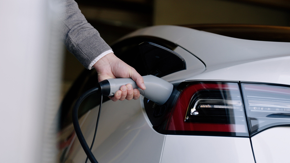 Jemand lädt ein Elektroauto über die Enpal Wallbox.