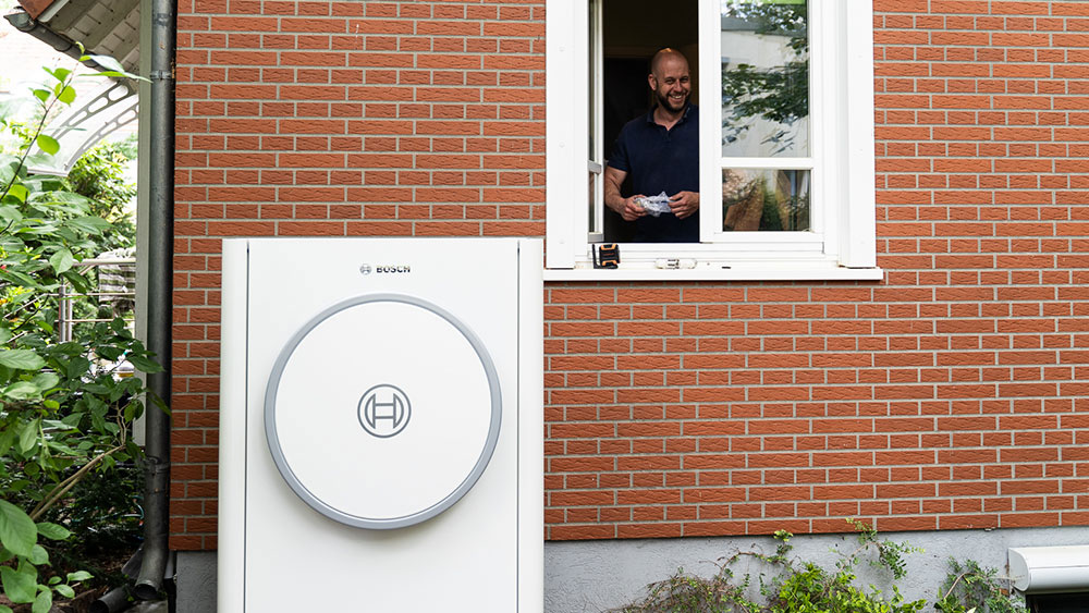 Bosch Wärmepumpe vor rotem Backsteinhaus