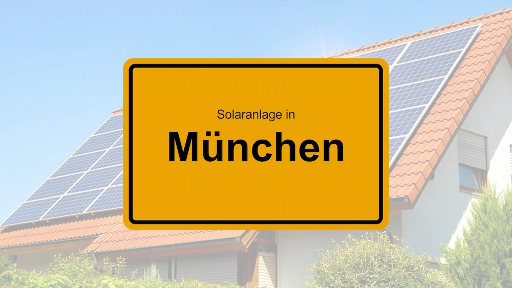 Orteingangsschild mit der Aufschrift "Solaranlage in München". Im Hintergrund ist ein Haus mit Solaranlage.