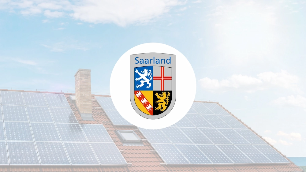 Wappen vom Saarland mit Solarhaus im Hintergrund