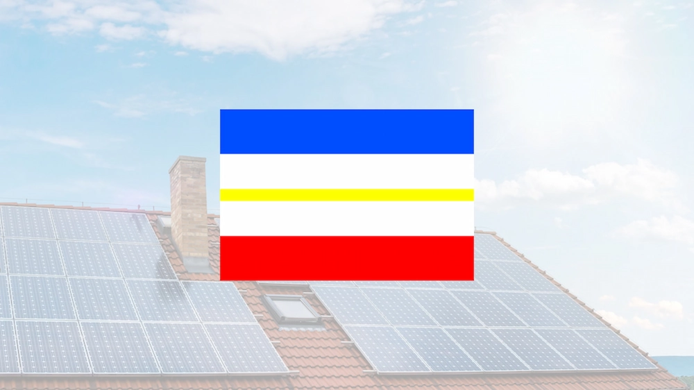 Wappen von Mecklenburg-Vorpommern mit Solarhaus im Hintergrund