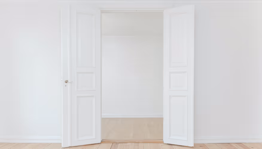 l'image répresente un appartement non meublé en vente