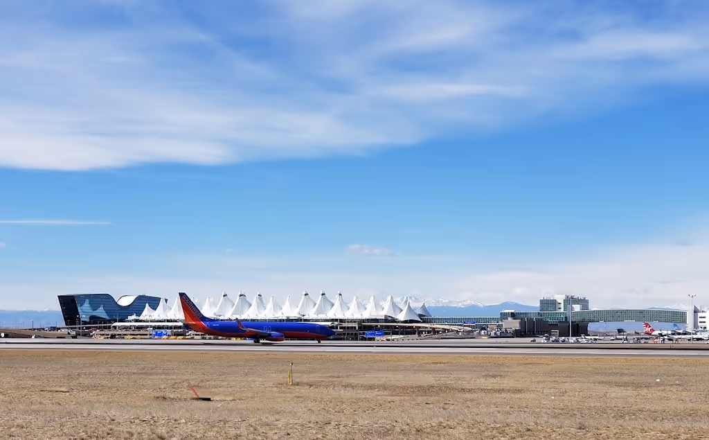 l'image représente l'aéroport de Denver, le 2ème plus grand aéroport du monde