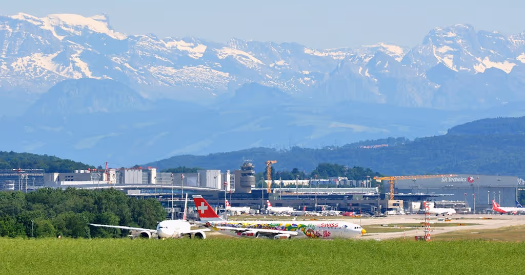 Cette image représente l'aéroport de Zurich (Suisse), qui constitue le 15e plus grand aéroport en Europe.