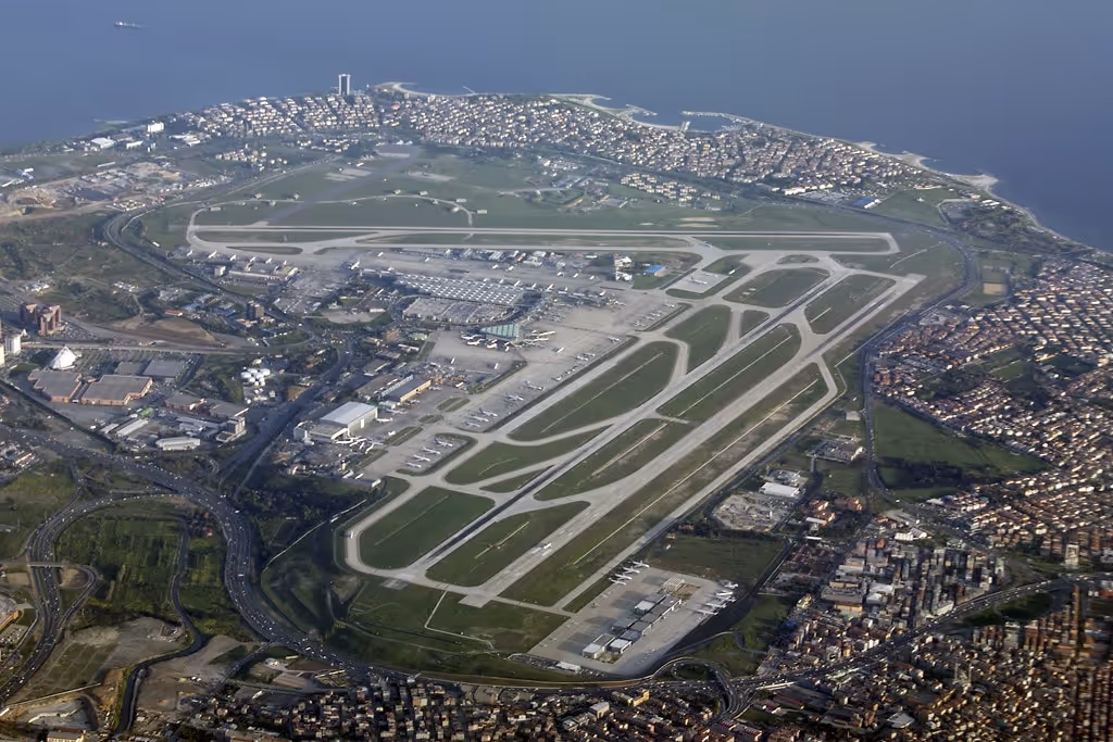 Cette image représente l'aéroport d'Istanbul-Atatürk (Turquie), qui est le 5e plus grand aéroport en Europe.