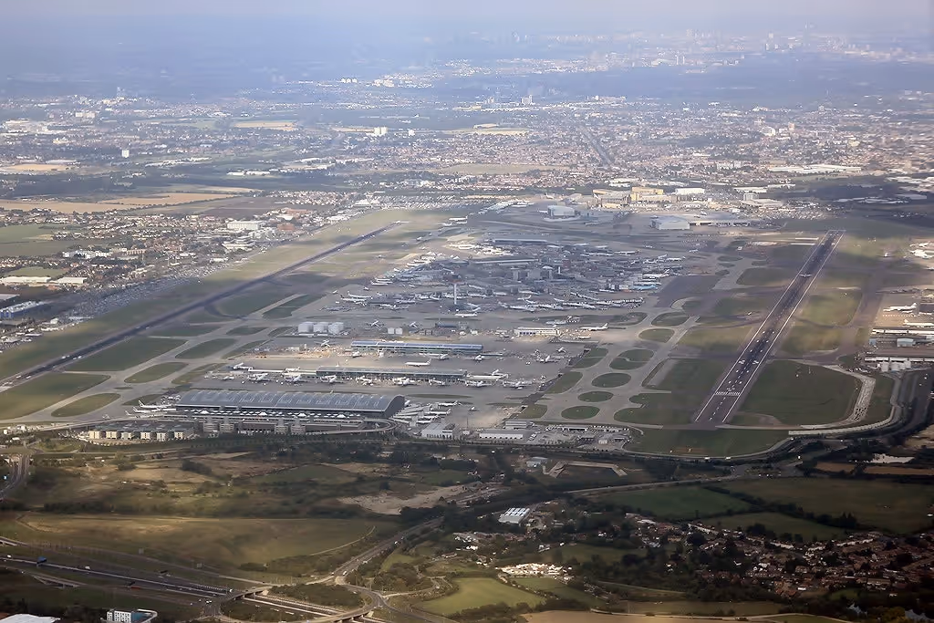 Cette image représente l'aéroport de Londres-Heathrow (Royaume-Uni), qui est le plus grand aéroport en Europe.