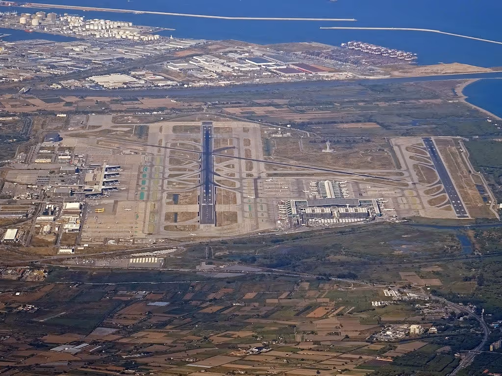 Cette image représente l'aéroport de Barcelone-El Prat (Espagne), qui est le 7e plus grand aéroport en Europe.