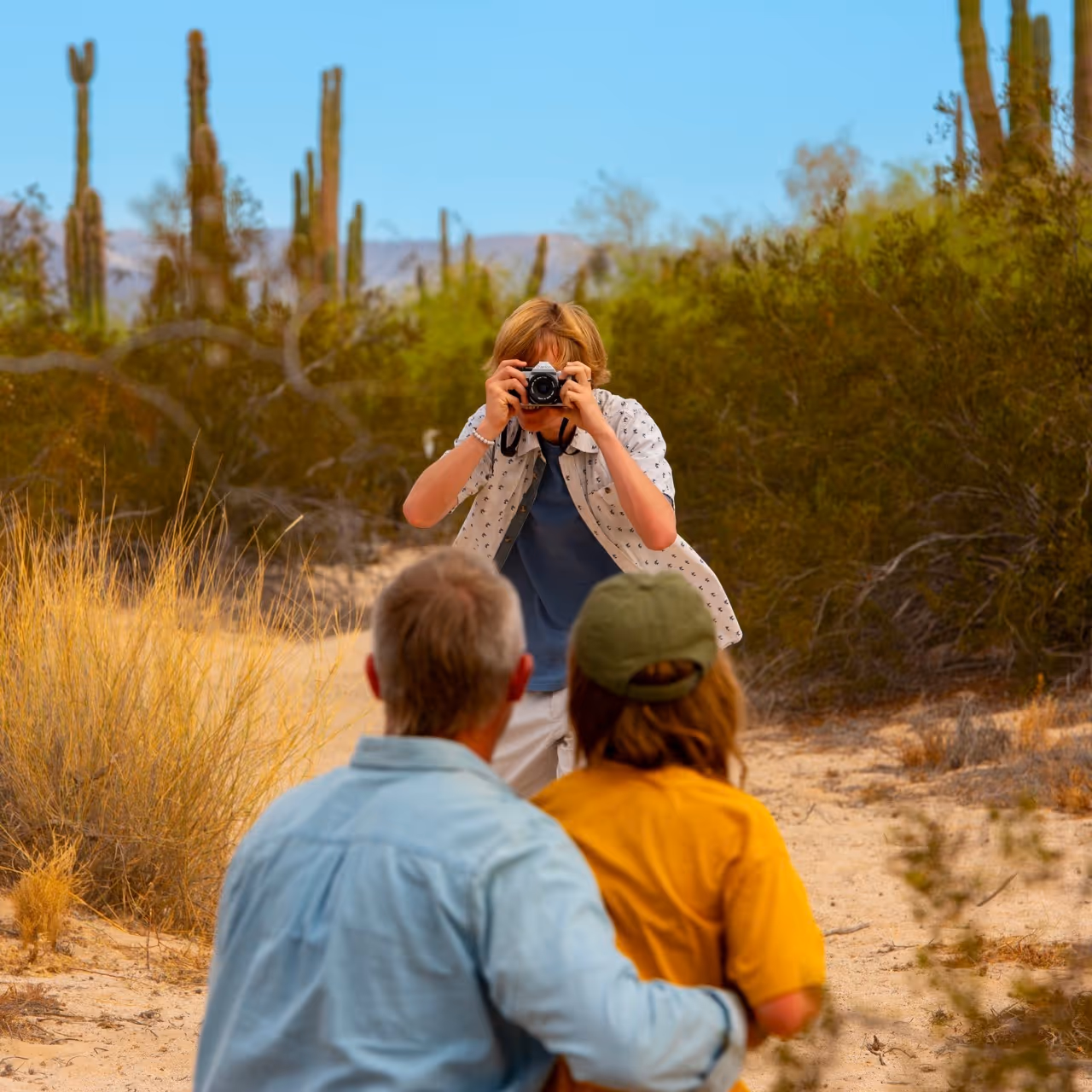 Familia tomando una foto de recuerdo en Baja California