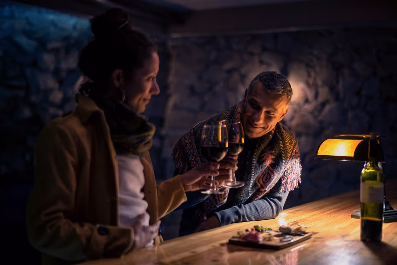 Dos personas tomando vino en un restaurante, Baja California en invierno, clima frio