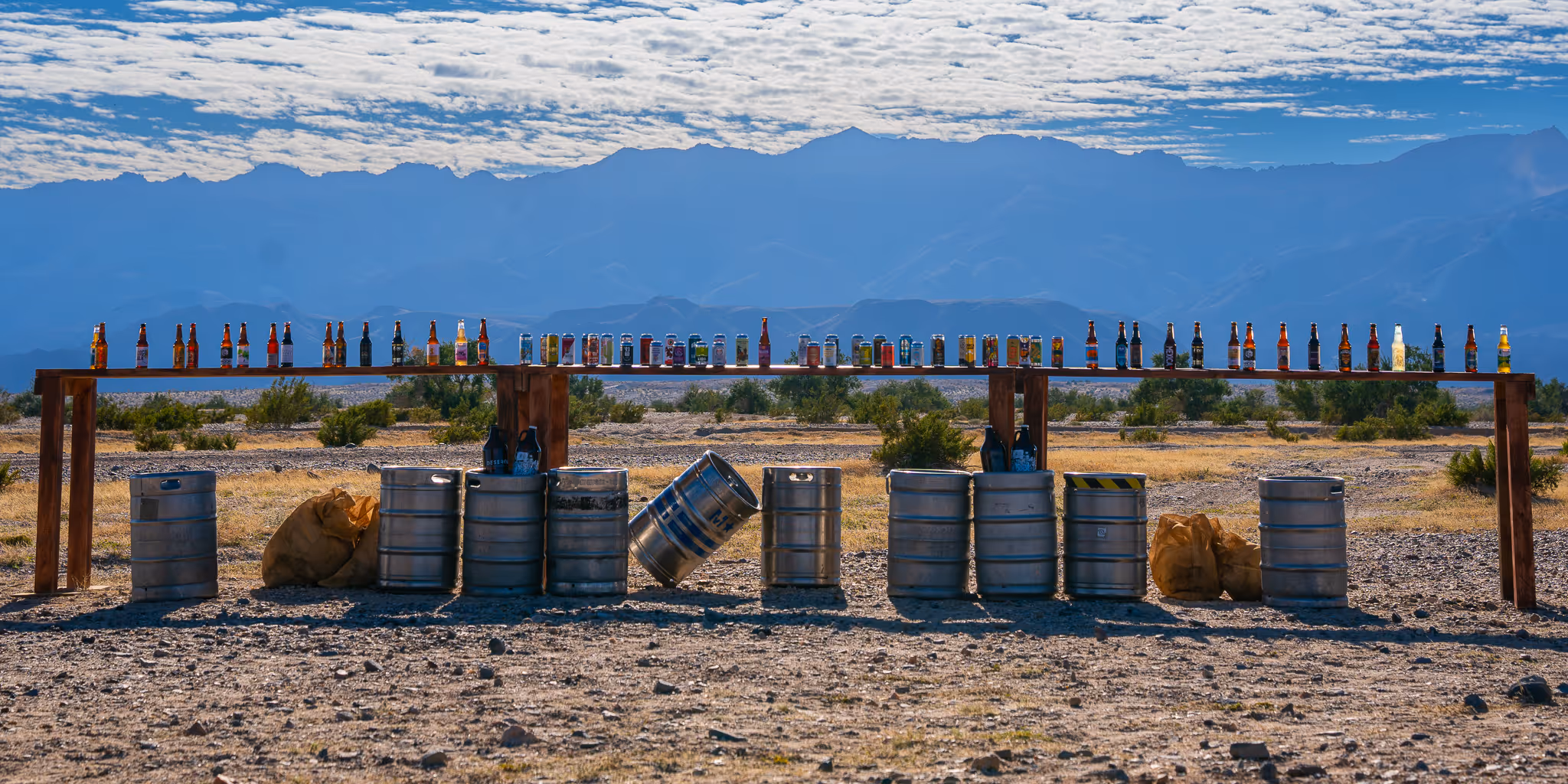 Una mesa larga con cervezas artesanales de todo Baja California. La Ruta de la cerveza