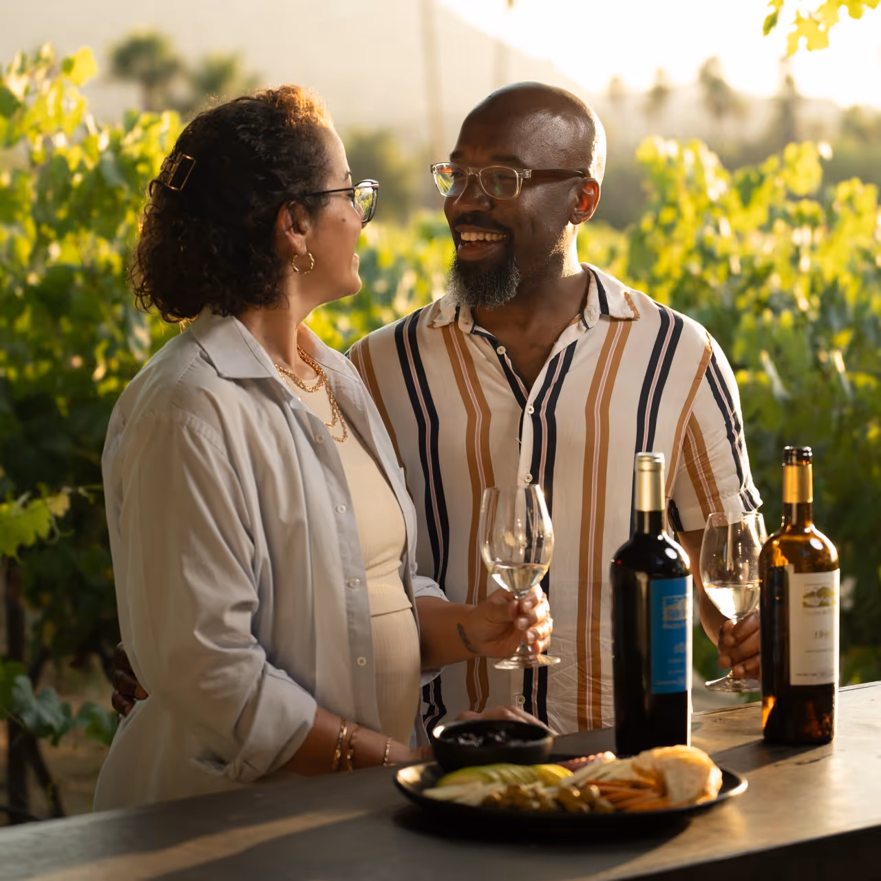 Una parjea degustado vino en un viñedo. Rutas Enoturísticas de Baja California