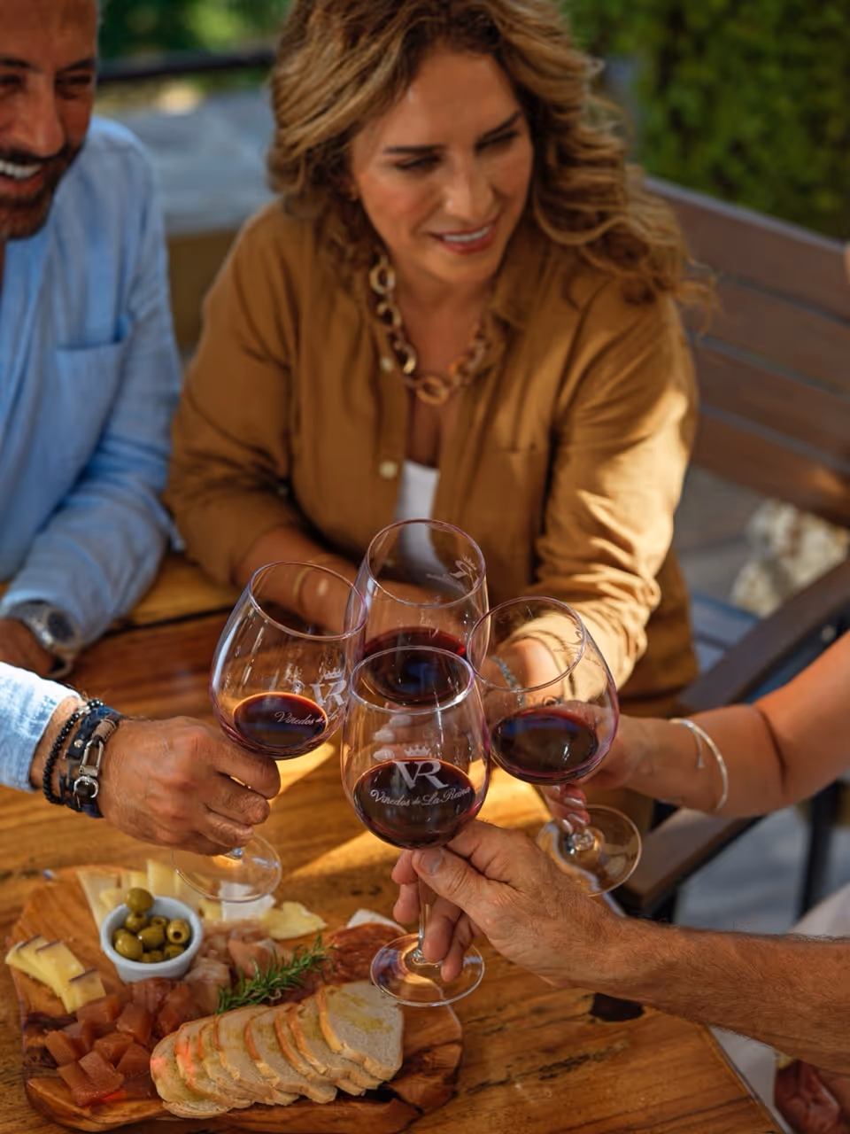 Un grupo de personas brindando con vino. Rutas Turísticas de Baja California