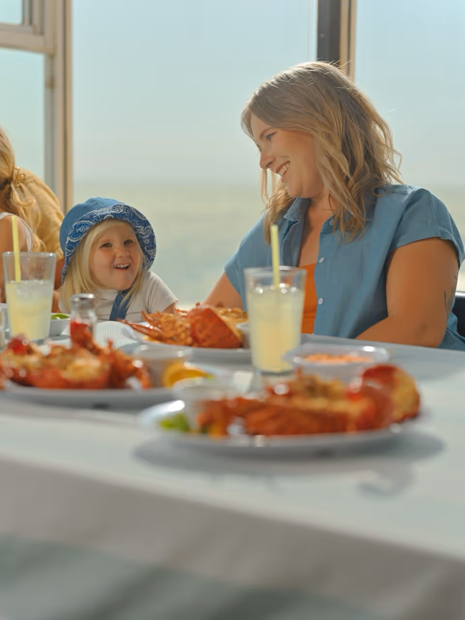 Una familia comiendo langosta en Puerto nuevo. Rutas Turísticas de Baja California